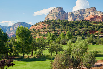 Obraz premium Scenic red rock mountains near Sedona Arizona with green grass and trees on a beautiful summer day