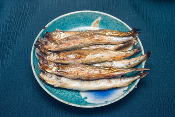 皿に乗せた焼いたししゃも