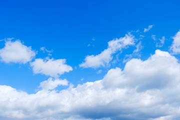 Obraz premium 【写真素材】 青空 空 雲 春の空 背景 背景素材 3月 コピースペース 