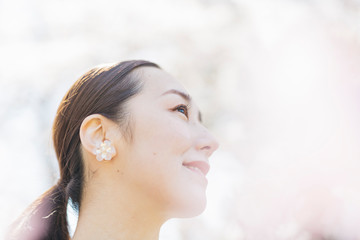 満開の桜と東洋美を備えた女性