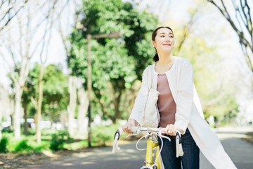 自転車に乗るミドル女性