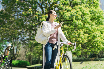 Fototapeta na wymiar 自転車に乗るミドル女性