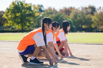 スタートラインに並ぶ高校生