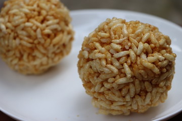 Indian Traditional Puffed Rice Balls is a sweet made using puffed rice mixed with jaggery, Murmura Laddoo, Churmura Laddoo or Pori Urundai