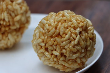 Indian Traditional Puffed Rice Balls is a sweet made using puffed rice mixed with jaggery, Murmura Laddoo, Churmura Laddoo or Pori Urundai
