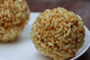 Indian Traditional Puffed Rice Balls is a sweet made using puffed rice mixed with jaggery, Murmura Laddoo, Churmura Laddoo or Pori Urundai