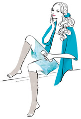 リラックスしながら化粧水を顔につける女性