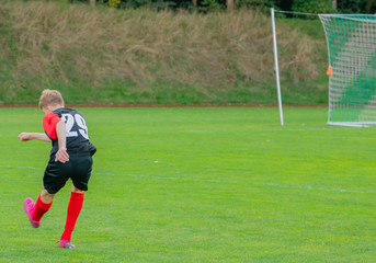 Junger Fußballspieler bei einem Fußballspiel in Aktion