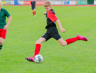 Junger Fußballspieler bei einem Fußballspiel in Aktion