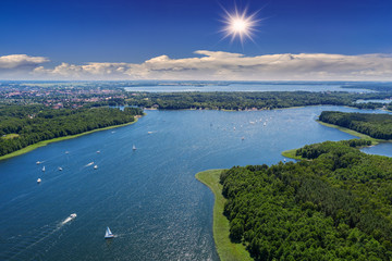 jezioro Kisajno-widok na Giżycko w północno-wschodniej Polsce