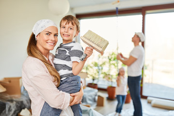 Mutter und Sohn bei der Renovierung