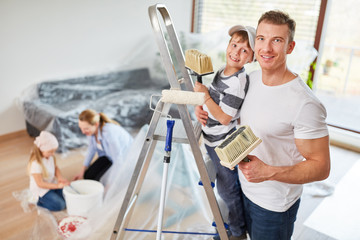 Familie und Kinder bei der Renovierung