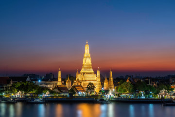 Naklejka premium Twilight view of Wat Arun Ratchawararam temple. Beautiful sunset at Chao Phraya river, landmark thailand tourist spot, Bangkok, Thailand