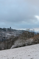 Verschneiter Wanderweg zur Abenddämmerung