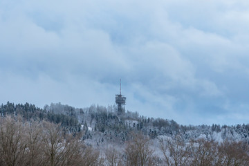 Obraz premium Verschneiter Wanderweg zur Abenddämmerung