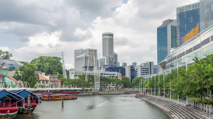 Obraz premium Tourist boats docking at Clarke Quay habour timelapse hyperlapse.