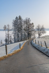 Verschneiter Wanderweg über dem Nebelmeer