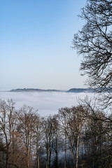 Verschneiter Wanderweg über dem Nebelmeer