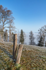 Verschneiter Wanderweg über dem Nebelmeer