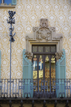 Struttura decorativa e finestra con balcone di una abitazione a Barcellona, architettura artistica di Gaudi in Spagna