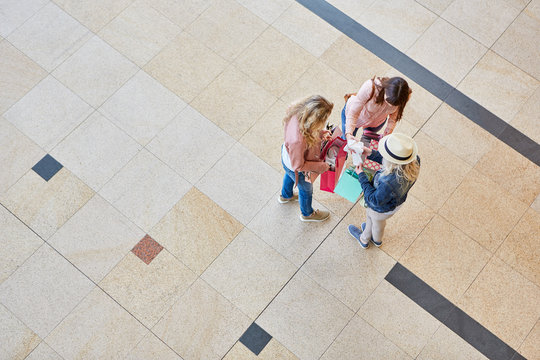 Drei Frauen als Freunde im Einkaufszentrum
