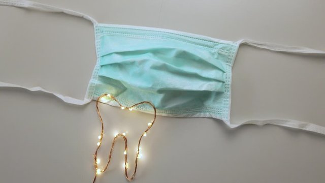 Dente con mascherina chirurgica da dottore. Concetto di dentista privato.