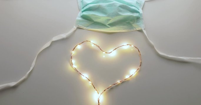 Mascherina chirurgica con simbolo del cuore. Coronavirus, virus definitivamente debellato.