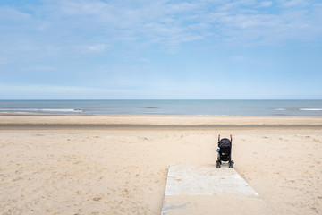poussette abandonnée sur la plage