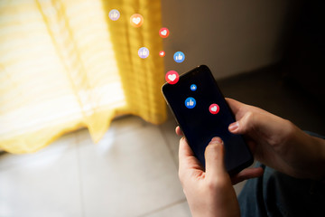 Homme utilisant les réseaux sociaux sur son téléphone