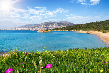 Blick auf den Strand von Kavouri an der südlichen Athen Riviera, Vouliagmeni, Athen