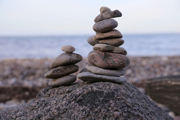 steinpyramide am ostsee strand im frühling