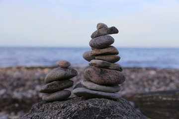 steinpyramide am ostsee strand im frühling