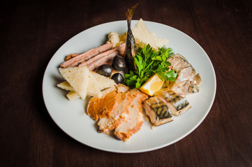 fish appetizer with toasts and olives_00