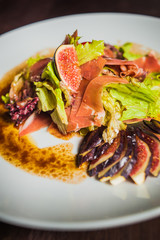 mix salad with bacon and figs
