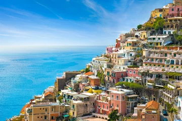 Photo sur Plexiglas Plage de Positano, côte amalfitaine, Italie Beautiful Positano with colorful architecture on hills leading down to coast, comfortable beaches and azure sea on Amalfi Coast in Campania, Italy.