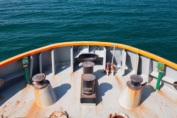 Obraz premium Bow of a tug boat and seawater