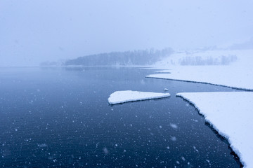Fototapeta na wymiar ice on lake