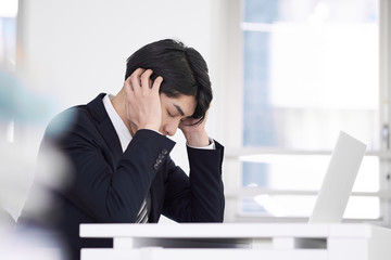 心配事がある日本人男性ビジネスマン