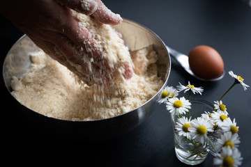 Main d'une femme en train de faire de la patisserie 