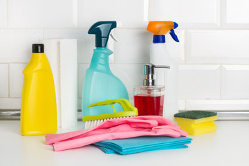Productos de limpieza: botellas, aerosoles, pulverizador, paño, esponja, guantes de látex,...