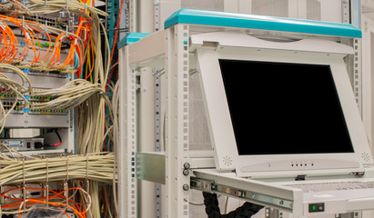 Serverrack und Netzwerkverkabelung in Verbindung mit einem Remote Desktop Wagen für...