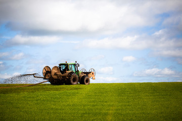 Tractor abonando el campo