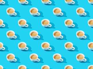 tasses de café frais sur un motif de fond bleu et transparent