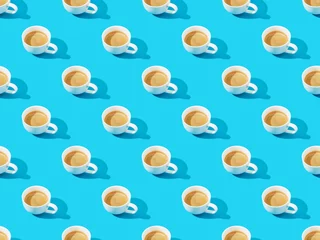 Photo sur Plexiglas Café tasses de café frais sur un motif de fond bleu et transparent