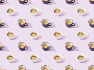 Photo sur Plexiglas Café tasses de café frais sur violet, motif de fond transparent