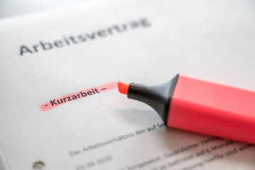 Obraz premium Vereinbarung von Kurzarbeit mit Arbeitsvertrag in deutscher Sprache