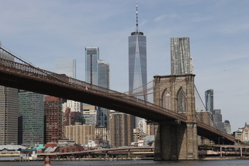 Fototapeta na wymiar brooklyn bridge and manhattan skyline