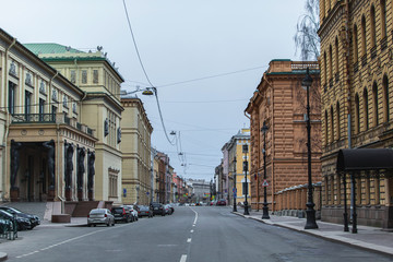 Obraz premium Saint-petersburg, Russia - 31 March 2020: Empty streets in the centre of the city on 1st day of self isolation