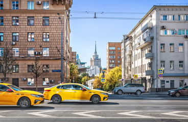 Такси в городе yellow taxi on the highway  in Moscow. Caption: Smolenskaya Square 13/21