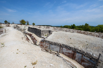 Blick auf Schützengräben aus dem 1. Weltkrieg nahe Verdun/Frankreich